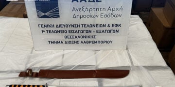 Ένα από τα σπαθιά που κατασχέθηκαν στο λιμάνι της Θεσσαλονίκης (φωτ.: ΑΑΔΕ)