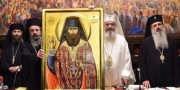 Ο μακαριστός Παύλος (δεύτερος από αριστερά) και ο Πατριάρχης Ρουμανίας Δανιήλ (δεύτερος από δεξιά) με την εικόνα του Αγίου Γεωργίου Καρσλίδη (φωτ.: Μητρόπολη Δράμας)