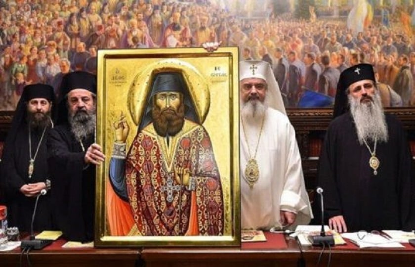 Ο μακαριστός Παύλος (δεύτερος από αριστερά) και ο Πατριάρχης Ρουμανίας Δανιήλ (δεύτερος από δεξιά) με την εικόνα του Αγίου Γεωργίου Καρσλίδη (φωτ.: Μητρόπολη Δράμας)
