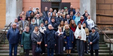 Στα σκαλιά του ναού Πουτίλοφ στην Αγία Πετρούπολη, Κυριακή 25 Οκτωβρίου 2026 (φωτ.: Μητρόπολη Αγίας Πετρούπολης)