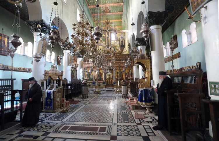 Έλληνες μοναχοί στο ναό της Μονής Αγίας Αικατερίνης στο Σινά της Αιγύπτου, στις 19 Οκτωβρίου 2018 (φωτ. αρχείου: EPA / Khaled Elfiqi)