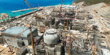 Το εργοτάξιο του πυρηνικού σταθμού Άκουγιου, στις μεσογειακές ακτές της Τουρκίας, το 2023 (φωτ.: Akkuyu Nuclear / Rosatom, μέσω Wikimedia Commons)