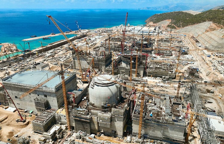 Το εργοτάξιο του πυρηνικού σταθμού Άκουγιου, στις μεσογειακές ακτές της Τουρκίας, το 2023 (φωτ.: Akkuyu Nuclear / Rosatom, μέσω Wikimedia Commons)