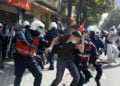 Αστυνομικοί προσάγουν διαδηλωτή κατά τη διάρκεια φοιτητικής κινητοποίησης στα Τίρανα, στις 15 Οκτωβρίου 2026 (φωτ.: EPA / Malton Dibra)
