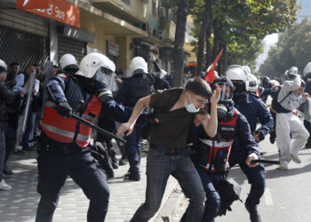 Αστυνομικοί προσάγουν διαδηλωτή κατά τη διάρκεια φοιτητικής κινητοποίησης στα Τίρανα, στις 15 Οκτωβρίου 2026 (φωτ.: EPA / Malton Dibra)