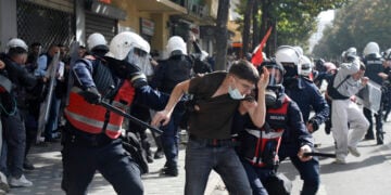 Αστυνομικοί προσάγουν διαδηλωτή κατά τη διάρκεια φοιτητικής κινητοποίησης στα Τίρανα, στις 15 Οκτωβρίου 2026 (φωτ.: EPA / Malton Dibra)