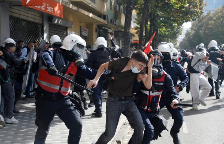 Αστυνομικοί προσάγουν διαδηλωτή κατά τη διάρκεια φοιτητικής κινητοποίησης στα Τίρανα, στις 15 Οκτωβρίου 2026 (φωτ.: EPA / Malton Dibra)