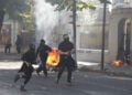 Διαδηλωτές και διαδηλώτριες πετάνε πέτρες κατά τη διάρκεια επεισοδίων στα Τίρανα. Τετάρτη 14 Οκτωβρίου 2026 (φωτ.: ΑΠΕ-ΜΠΕ / STR)