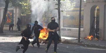 Διαδηλωτές και διαδηλώτριες πετάνε πέτρες κατά τη διάρκεια επεισοδίων στα Τίρανα. Τετάρτη 14 Οκτωβρίου 2026 (φωτ.: ΑΠΕ-ΜΠΕ / STR)