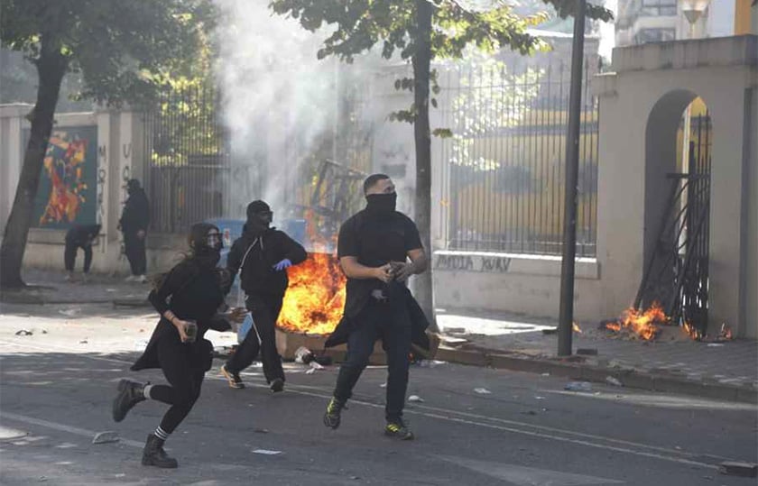 Διαδηλωτές και διαδηλώτριες πετάνε πέτρες κατά τη διάρκεια επεισοδίων στα Τίρανα. Τετάρτη 14 Οκτωβρίου 2026 (φωτ.: ΑΠΕ-ΜΠΕ / STR)