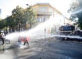 Διαδηλωτές με αλβανικές σημαίες αντιπαρατίθενται με αστυνομικούς στα Τίρανα, στις 16 Οκτωβρίου 2026 (φωτ.: EPA / Malton Dibra).
