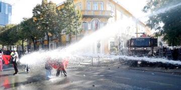 Διαδηλωτές με αλβανικές σημαίες αντιπαρατίθενται με αστυνομικούς στα Τίρανα, στις 16 Οκτωβρίου 2026 (φωτ.: EPA / Malton Dibra).