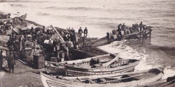Κάτοικοι των Γανοχώρων της Ανατολικής Θράκης με τις οικοσκευές τους στην ακτή, καθώς ετοιμάζονται να εγκαταλείψουν τον τόπο τους, το 1922 (φωτ.: Ίδρυμα Αικατερίνης Λασκαρίδη, Φωτογραφική Συλλογή Μιχάλη Τσάγκαρη / Γιώργος Λυκίδης)