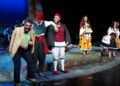 Σκηνή από το «Hayalî’nin Hayali», που φέρνει στη σκηνή τις μνήμες της Ανταλλαγής (φωτ.: Δημοτικά Θέατρα Κωνσταντινούπολης / Tuğçe Keçeci)