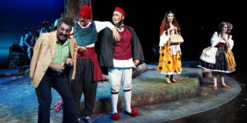Σκηνή από το «Hayalî’nin Hayali», που φέρνει στη σκηνή τις μνήμες της Ανταλλαγής (φωτ.: Δημοτικά Θέατρα Κωνσταντινούπολης / Tuğçe Keçeci)