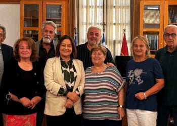 Η Χρύσα Αράπογλου με το ΔΣ του Πανελλήνιου Συνδέσμου Ποντίων Εκπαιδευτικών (φωτ.: Faebook / Αράπογλου Χρύσα - Καλαμαριά Μητέρα Πόλη)
