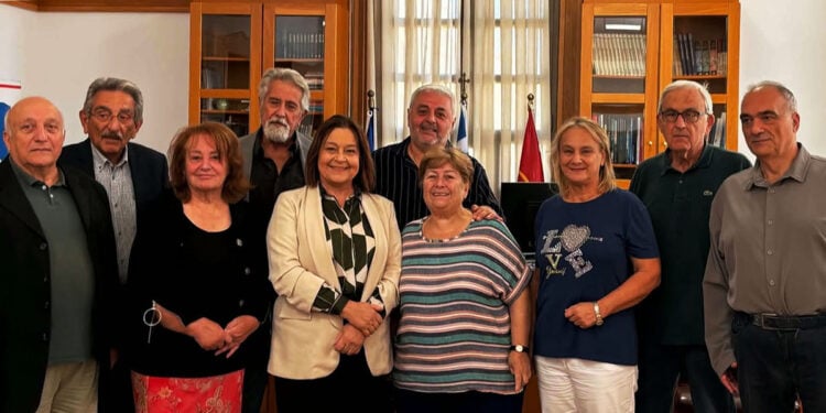 Η Χρύσα Αράπογλου με το ΔΣ του Πανελλήνιου Συνδέσμου Ποντίων Εκπαιδευτικών (φωτ.: Faebook / Αράπογλου Χρύσα - Καλαμαριά Μητέρα Πόλη)
