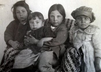 Αρμένισσες που διασώθηκαν από αιχμαλωσία μετά τη Γενοκτονία (φωτ.: Public Domain Mark 1.0)