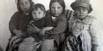 Αρμένισσες που διασώθηκαν από αιχμαλωσία μετά τη Γενοκτονία (φωτ.: Public Domain Mark 1.0)