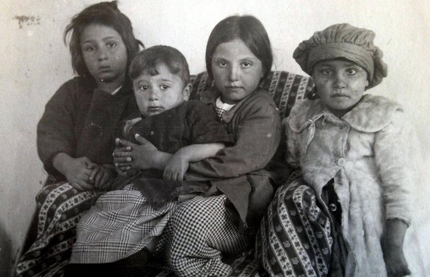 Αρμένισσες που διασώθηκαν από αιχμαλωσία μετά τη Γενοκτονία (φωτ.: Public Domain Mark 1.0)