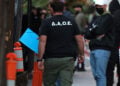 Αστυνομικός της Διεύθυνσης Αντιμετώπισης Οργανωμένου Εγκλήματος (ΔΑΟΕ) έξω από τη Γενική Αστυνομική Διεύθυνση Αττικής (φωτ.: ΑΠΕ-ΜΠΕ / Γιώργος Βιτσαράς)