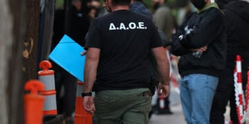 Αστυνομικός της Διεύθυνσης Αντιμετώπισης Οργανωμένου Εγκλήματος (ΔΑΟΕ) έξω από τη Γενική Αστυνομική Διεύθυνση Αττικής (φωτ.: ΑΠΕ-ΜΠΕ / Γιώργος Βιτσαράς)
