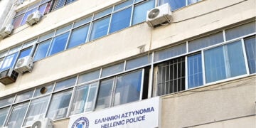 Άνοιγμα του χρηματοκιβωτίου από το σπίτι του Γιώργου Μαζωνάκη παρουσία εισαγγελέα και δικηγόρου, στο ΑΤ Κυψέλης. Τρίτη 6 Οκτωβρίου 2026  (φωτ.: EUROKINISSI / Τατιάνα Μπόλαρη)