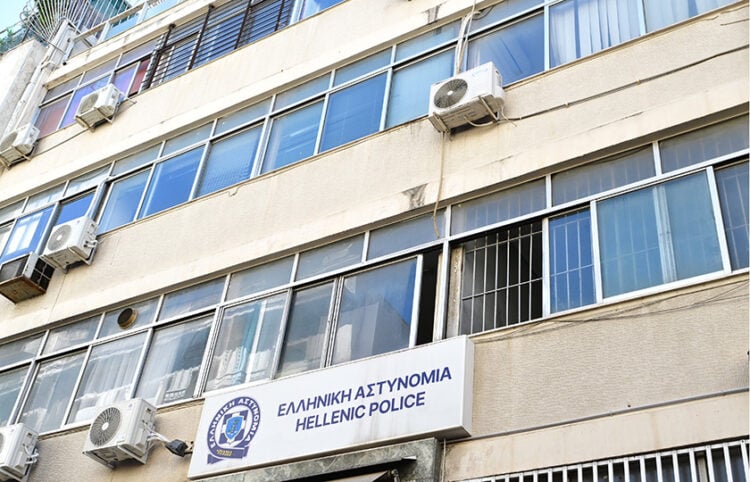 Άνοιγμα του χρηματοκιβωτίου από το σπίτι του Γιώργου Μαζωνάκη παρουσία εισαγγελέα και δικηγόρου, στο ΑΤ Κυψέλης. Τρίτη 6 Οκτωβρίου 2026 (φωτ.: EUROKINISSI / Τατιάνα Μπόλαρη)