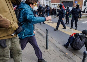 Αστυνομικοί και μέλη αντιφασιστικών ομάδων έρχονται αντιμέτωποι σε διαδήλωση κατά των σχεδιαζόμενων κυβερνητικών μεταρρυθμίσεων στις Βρυξέλλες, στις 24 Οκτωβρίου 2026 (φωτ.: EPA / Olivier Matthys)