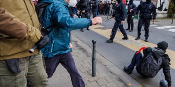 Αστυνομικοί και μέλη αντιφασιστικών ομάδων έρχονται αντιμέτωποι σε διαδήλωση κατά των σχεδιαζόμενων κυβερνητικών μεταρρυθμίσεων στις Βρυξέλλες, στις 24 Οκτωβρίου 2026 (φωτ.: EPA / Olivier Matthys)