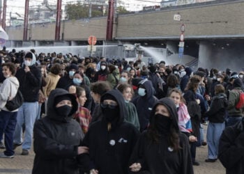 Η αστυνομία χρησιμοποιεί δακρυγόνα και κανόνια νερού κατά διαδηλωτών κοντά στον σιδηροδρομικό σταθμό Μιντί των Βρυξελλών, στις 17 Οκτωβρίου 2026 (πηγή: Χ / @EU_today)