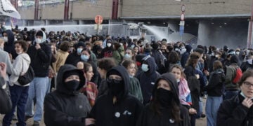 Η αστυνομία χρησιμοποιεί δακρυγόνα και κανόνια νερού κατά διαδηλωτών κοντά στον σιδηροδρομικό σταθμό Μιντί των Βρυξελλών, στις 17 Οκτωβρίου 2026 (πηγή: Χ / @EU_today)
