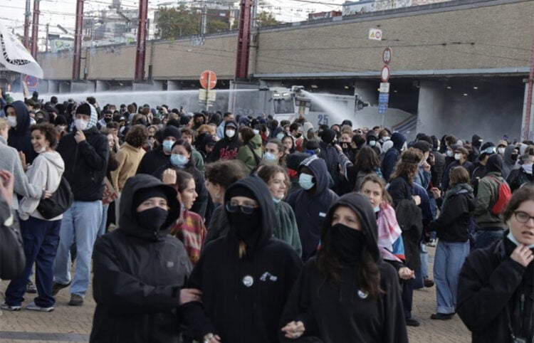 Η αστυνομία χρησιμοποιεί δακρυγόνα και κανόνια νερού κατά διαδηλωτών κοντά στον σιδηροδρομικό σταθμό Μιντί των Βρυξελλών, στις 17 Οκτωβρίου 2026 (πηγή: Χ / @EU_today)
