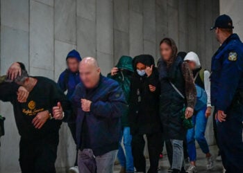 Κατηγορούμενοι για την υπόθεση με το «Χωριάτικο» μεταφέρονται από τη ΓΑΔΑ στα δικαστήρια της πρώην Σχολής Ευελπίδων. Δευτέρα 26 Οκτωβρίου 2026 (φωτ.: EUROKINISSI)