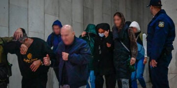 Κατηγορούμενοι για την υπόθεση με το «Χωριάτικο» μεταφέρονται από τη ΓΑΔΑ στα δικαστήρια της πρώην Σχολής Ευελπίδων. Δευτέρα 26 Οκτωβρίου 2026 (φωτ.: EUROKINISSI)