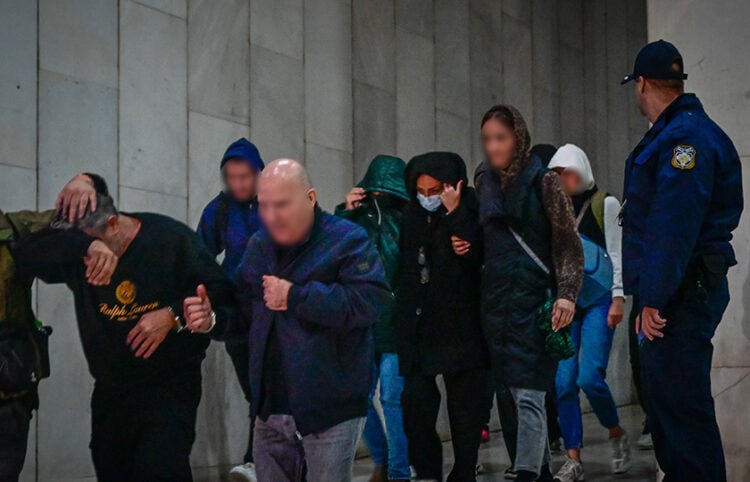Κατηγορούμενοι για την υπόθεση με το «Χωριάτικο» μεταφέρονται από τη ΓΑΔΑ στα δικαστήρια της πρώην Σχολής Ευελπίδων. Δευτέρα 26 Οκτωβρίου 2026 (φωτ.: EUROKINISSI)