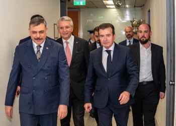 Ο Μιχάλης Χρυσοχοΐδης συναντήθηκε με τον Τούρκο υπουργό Εσωτερικών Μουσταφά Τσιφτσί, στο υπουργείο Προστασίας του Πολίτη. Πέμπτη 8 Οκτωβρίου 2026 (φωτ.: Υπουργείο Προστασίας του Πολίτη)