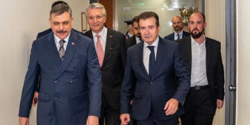 Ο Μιχάλης Χρυσοχοΐδης συναντήθηκε με τον Τούρκο υπουργό Εσωτερικών Μουσταφά Τσιφτσί, στο υπουργείο Προστασίας του Πολίτη. Πέμπτη 8 Οκτωβρίου 2026 (φωτ.: Υπουργείο Προστασίας του Πολίτη)