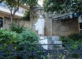Ο μητροπολίτης Σμύρνης Χρυσόστομος διά χειρός Κωνσταντίνου Δημητριάδη. Ο ανδριάντας βρίσκεται πίσω από τον μητροπολιτικό ναό Αθηνών (πηγή: Πολεμικό Μουσείο)