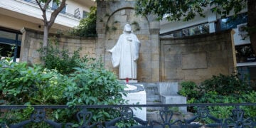 Ο μητροπολίτης Σμύρνης Χρυσόστομος διά χειρός Κωνσταντίνου Δημητριάδη. Ο ανδριάντας βρίσκεται πίσω από τον μητροπολιτικό ναό Αθηνών (πηγή: Πολεμικό Μουσείο)