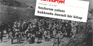 Αρμένιοι εκτοπίζονται υπό τη φρούρηση οθωμανικών στρατευμάτων, το 1915-1916. Στη σύνθεση, ο τίτλος του άρθρου του Εμρέ Κονγκάρ στην τουρκική Cumhuriyet, στις 18 Οκτωβρίου 2026 (πηγές: NARA / USHMM · Cumhuriyet)