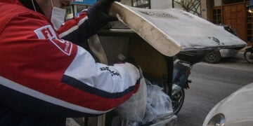Ντελίβερι φαγητού (φωτ.: EUROKINISSI / Τατιάνα Μπόλαρη)