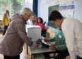 Ψηφοφόρος ταυτοποιείται με σαρωτή σε εκλογικό τμήμα στο Σαράγεβο, στη Βοσνία-Ερζεγοβίνη, στις 4 Οκτωβρίου 2026 (φωτ.: EPA / Hazim Aljovic)