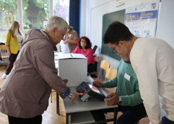 Ψηφοφόρος ταυτοποιείται με σαρωτή σε εκλογικό τμήμα στο Σαράγεβο, στη Βοσνία-Ερζεγοβίνη, στις 4 Οκτωβρίου 2026 (φωτ.: EPA / Hazim Aljovic)