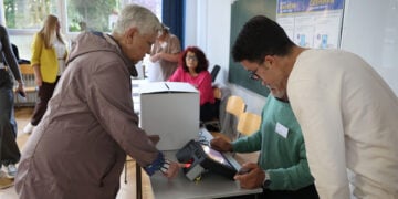 Ψηφοφόρος ταυτοποιείται με σαρωτή σε εκλογικό τμήμα στο Σαράγεβο, στη Βοσνία-Ερζεγοβίνη, στις 4 Οκτωβρίου 2026 (φωτ.: EPA / Hazim Aljovic)