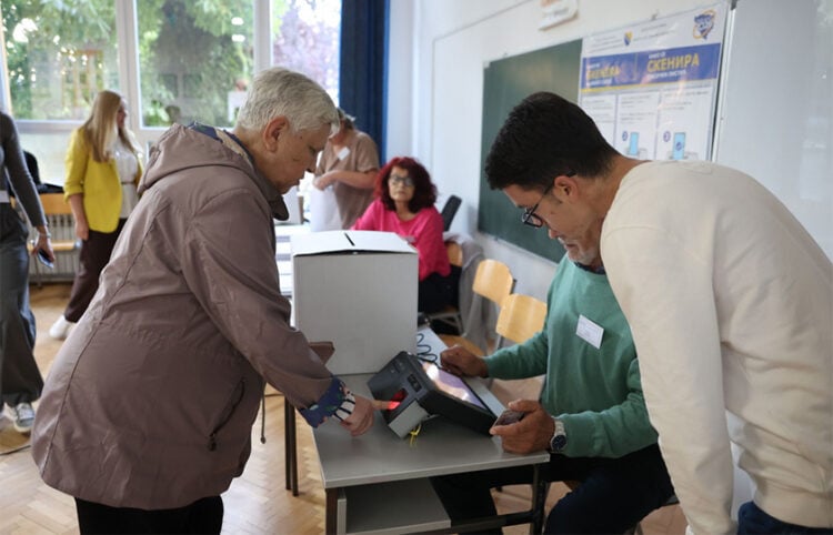 Ψηφοφόρος ταυτοποιείται με σαρωτή σε εκλογικό τμήμα στο Σαράγεβο, στη Βοσνία-Ερζεγοβίνη, στις 4 Οκτωβρίου 2026 (φωτ.: EPA / Hazim Aljovic)