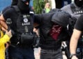 Ένας από τους συλληφθέντες για τη φονική έκρηξη στην Πλάκα οδηγείται στον εισαγγελέα, Παρασκευή 30 Οκτωβρίου 2026 (φωτ.: EUROKINISSI / Γιάννης Παναγόπουλος)