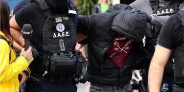 Ένας από τους συλληφθέντες για τη φονική έκρηξη στην Πλάκα οδηγείται στον εισαγγελέα, Παρασκευή 30 Οκτωβρίου 2026 (φωτ.: EUROKINISSI / Γιάννης Παναγόπουλος)