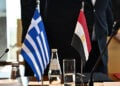 Οι σημαίες της Ελλάδας και της Αιγύπτου κατά τη διάρκεια συνάντησης στο ελληνικό υπουργείο Εξωτερικών (φωτ.: EUROKINISSI / Κώστας Τζούμας)