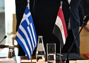Οι σημαίες της Ελλάδας και της Αιγύπτου κατά τη διάρκεια συνάντησης στο ελληνικό υπουργείο Εξωτερικών (φωτ.: EUROKINISSI / Κώστας Τζούμας)